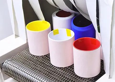 Coloca las tazas en el horno de túnel