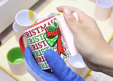 Desprende el papel de sublimación para revelar el diseño perfecto